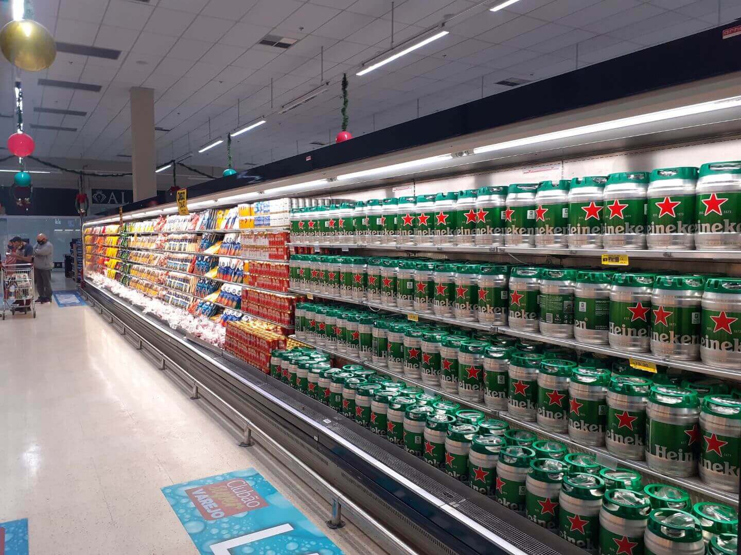 Cliente utilizando o aplicativo no supermercado